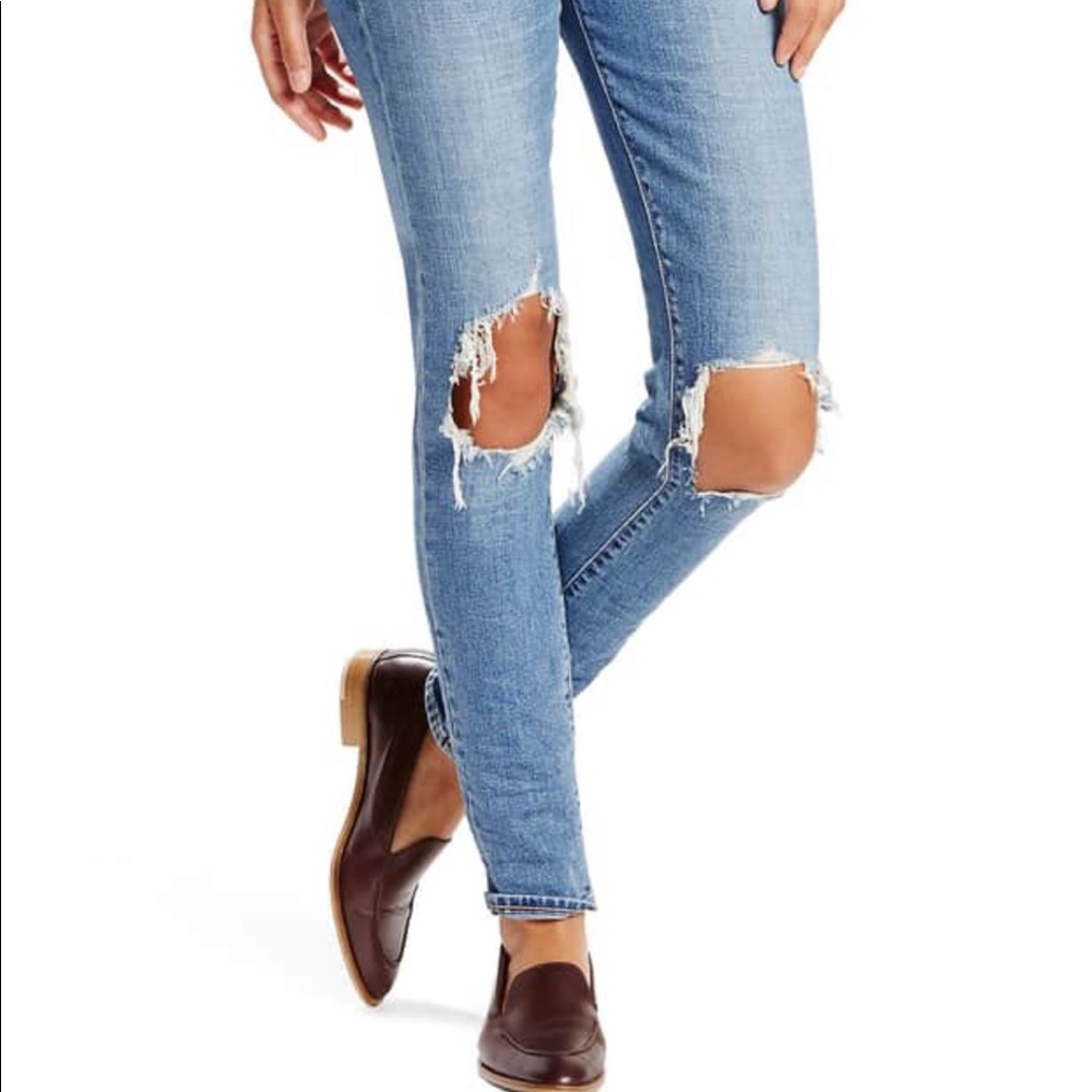 Levi High Rise Distressed at knee